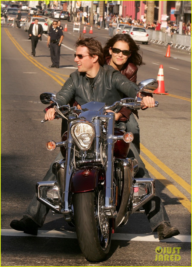 帅气的机车男汤姆克鲁斯驾着最心爱的摩托车,带着自己爱人,大秀恩爱.