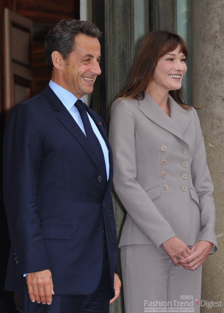 10. 卡拉•布吕尼（Carla Bruni-Sarkozy）穿着一套灰色套装与丈夫优雅亮相。