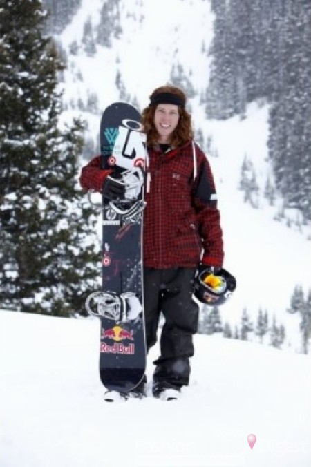 3. Burton为Shaun White设计滑雪用具<br>
一位全球性的滑雪偶像肖恩•怀特（Shaun White）将自己的头发染成了红色，并两次获得滑雪金牌的好成绩，而他的比赛工具是由运动品牌Burton赞助，我们经常可以看到他穿着该品牌的防雪夹克参加比赛。<br>
