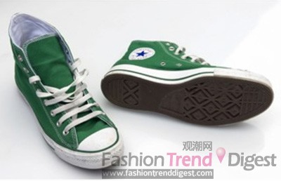 7. CONVERSE ALL STAR 帆布鞋，1917年正式推出了ALL STAR帆布鞋，以其狂放不羁的设计，风靡全球一炮而红。1923年以具有运动天赋和口才的篮球明星CHVCK TAYLOR的亲笔签名成为著名商标。集复古、流行、环保于一身的ALL START帆布鞋，是美国文化的精神象征，以其随心所欲，自由自在没有约束的穿着形态，更成为追求自我时尚的青年人的忠实排挡。