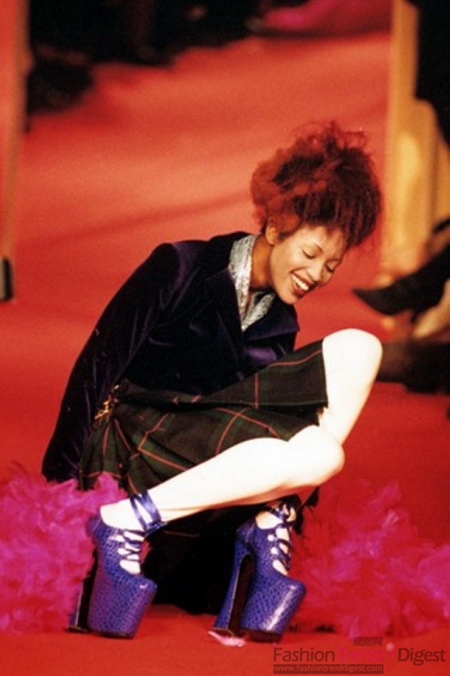 13. VIVIENNE WESTWOOD Super Elevated Gillie超高跟厚底鞋，因在1993年导致超模纳奥米•坎贝尔 (Naomi Campbell) 在1993年春夏T台上摔倒而出名，和麦昆的驴蹄鞋相比，西太后更加的恶，颜色出挑不说，款式更是让人瞠目结舌，再加上忍不住的引人入性，这股恶“饰”力真的是相当的恶。<br>
<br>
