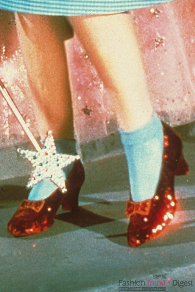 14. 小女主人公Dorothy的镶满红宝石的鞋子Ruby Slippers，1939年电影《绿野仙踪》里，JudyGarland扮演小小女主人公Dorothy穿着一双镶满红宝石的鞋子Ruby Slippers，那女孩受不住诱惑，穿上红舞鞋后，不停地旋转，就算砍下双腿死去，血淋的双足还踏着红舞鞋舞向森林深处。如果Dorothy的ruby slippers是护身符，“红舞鞋”则象征人生的名利，一旦被诱上钩，永远无法摆脱。