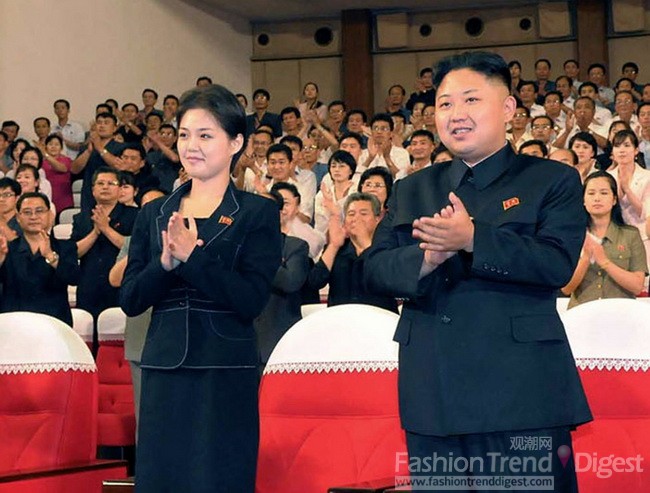 1. 金正恩和李雪主在平壤观看演出，在其身边穿着黑色裙子的女子是其妻子，她穿着正是一件修身裁剪的香奈儿风格黑色套装。