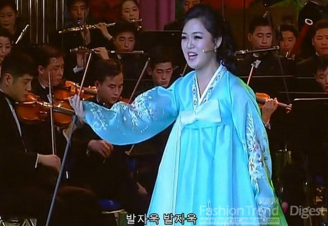 6.金正恩妻子李雪主2011年新年音乐会演出的片段。