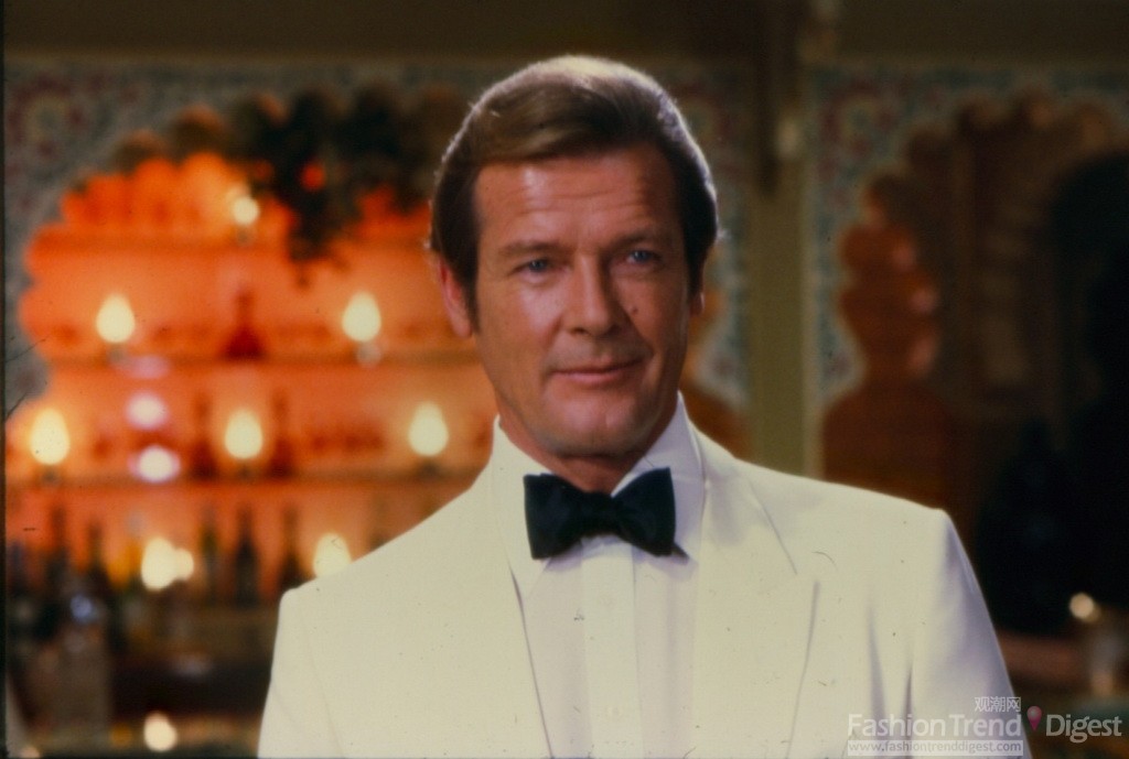 15. 赌场中的James Bond (罗杰•摩尔ROGER MOORE饰演)。