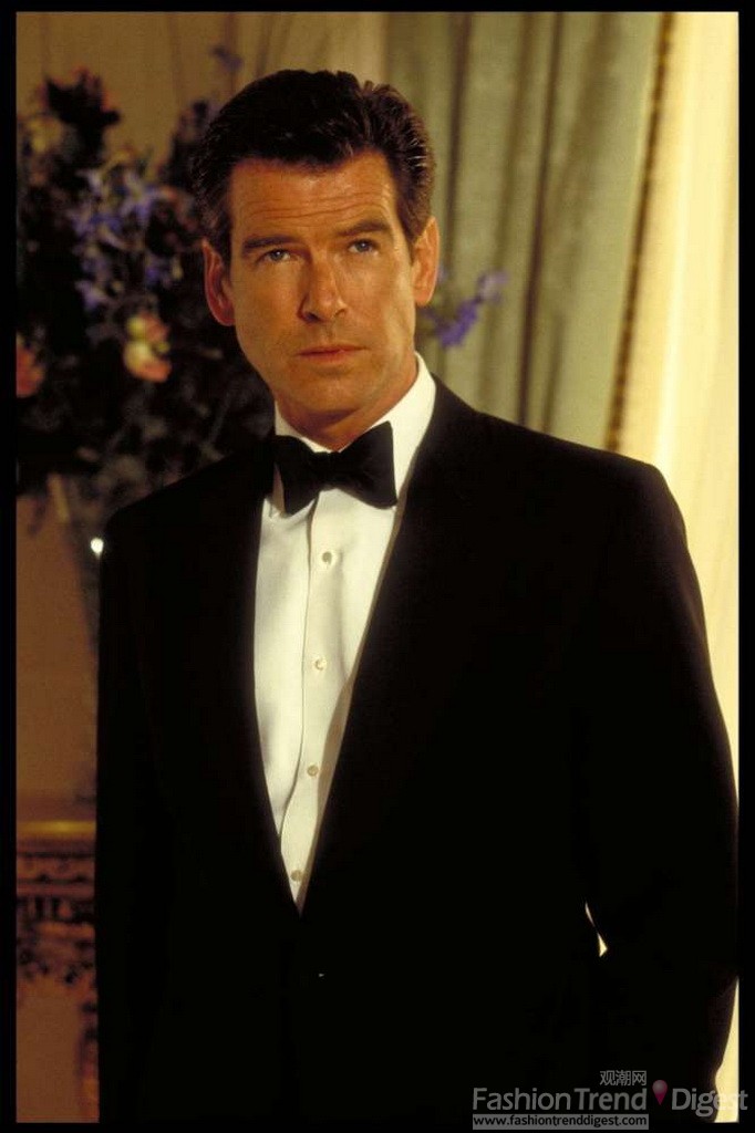 16. Bond (PIERCE BROSNAN饰演) 站在楼梯口，看着Elektra。