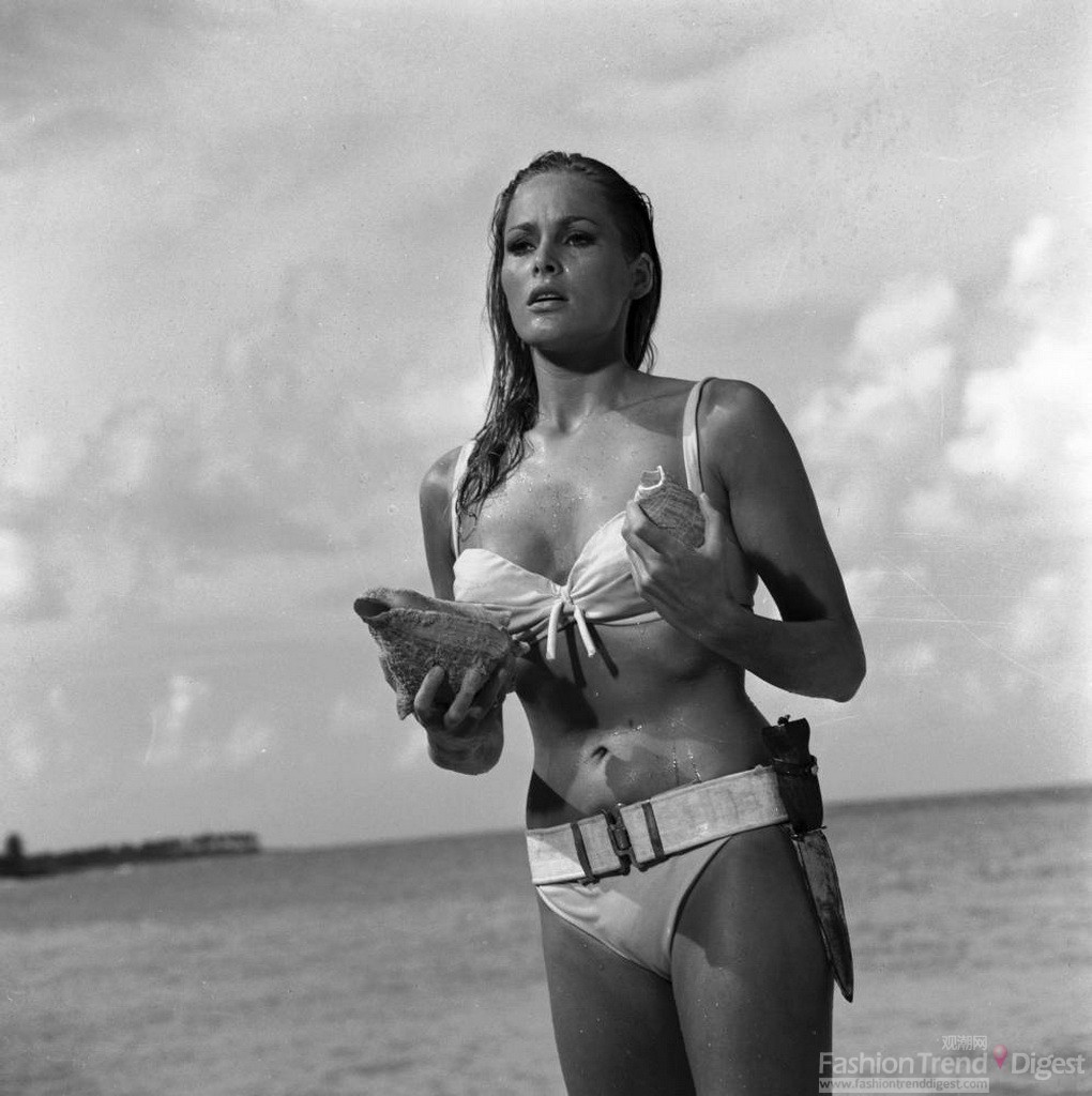 17. Honey Ryder饰演者Ursula Andress，一位穿着性感比基尼的拾贝者，被认为是真正的第一任邦女郎。