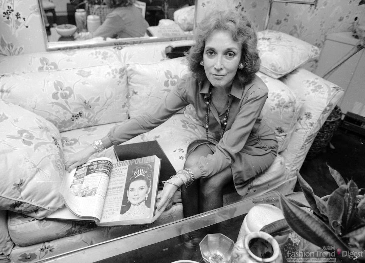 8. 1985年9月，工作中的海伦•格蕾•布朗(Helen Gurley Brown)。