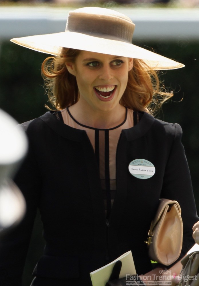 1. 2011年6月英国碧翠丝公主(Princess Beatrice)第一次参加皇室赛马节。