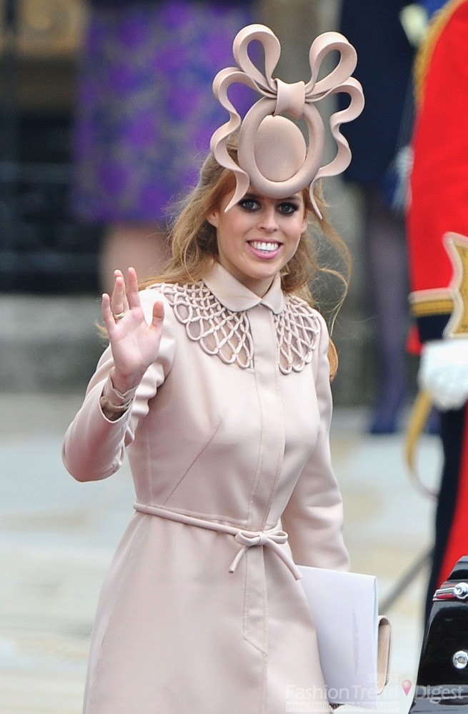 4. 在2011年4月威廉王子大婚现场，英国碧翠丝公主 (Princess Beatrice)搭配了一顶菲利普•崔西 (Philip Treacy) 设计的同色帽子。帽子正前方直立着一个镂空的椭圆形，周围由蝴蝶结的两端弯曲成对称的曲线。