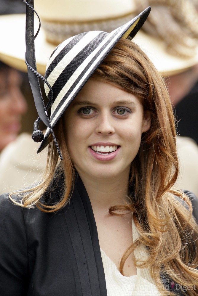 9. 2009年6月英国碧翠丝公主 (Princess Beatrice)参加皇室赛马节，戴了一顶黑白相间的宽檐帽。