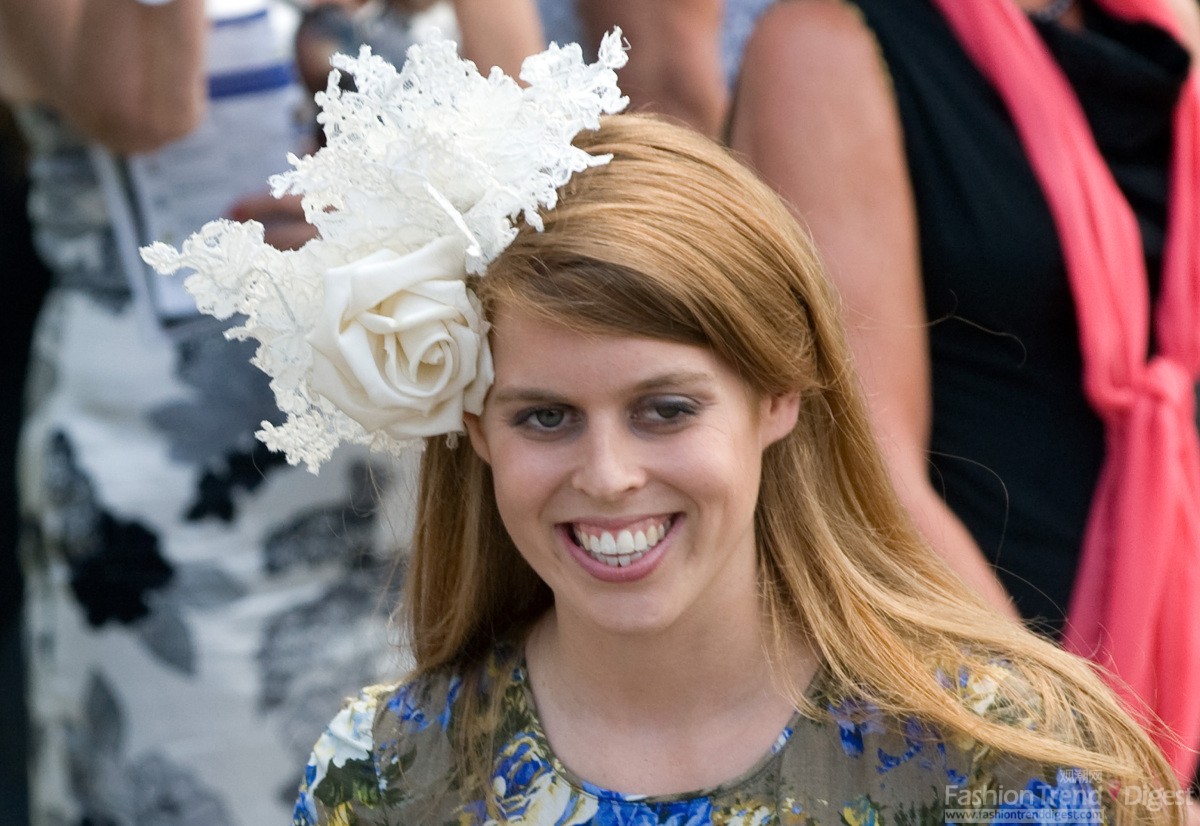 12. 2011年6月英国碧翠丝公主 (Princess Beatrice)参加英国叶森马场举行的赛马比赛，选择了一款白色花朵头饰。