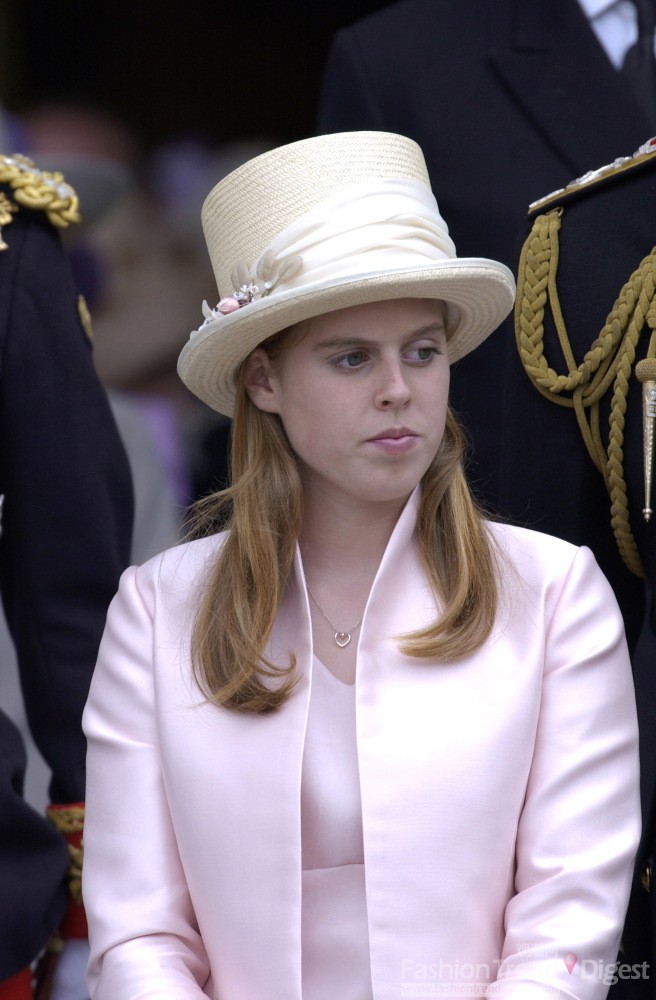 13. 2002年6月年轻的英国碧翠丝公主 (Princess Beatrice)参加感恩节活动，那个时候的她就喜欢戴帽子了。