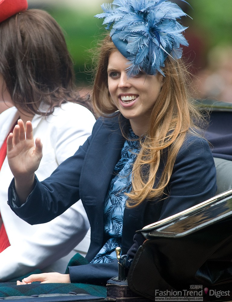 14. 2010 年6月英国碧翠丝公主 (Princess Beatrice)离开白金汉宫参加皇家军队阅兵仪式，坐在马车里的她选择了与衣服相配的蓝色花朵头饰。