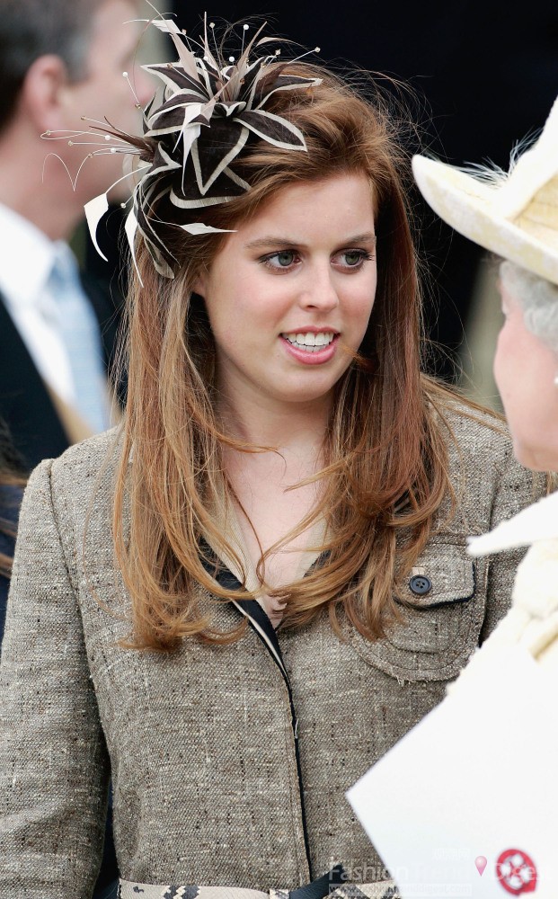 15. 2005年4月英國碧翠絲公主 (Princess Beatrice)參加查爾斯王子和卡米拉婚禮祈禱活動，選擇的是一頂灰色系的花朵頭飾。