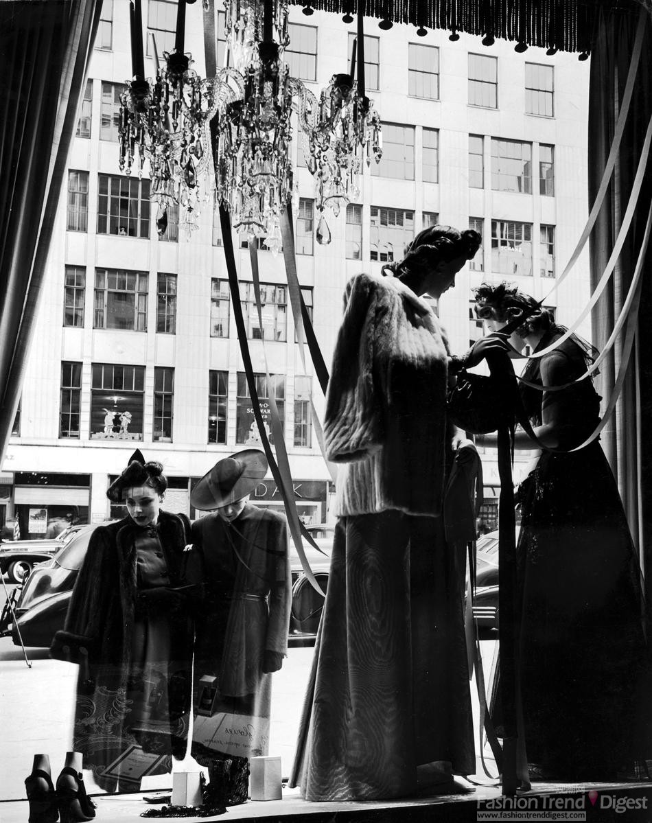 4. 1942年女性在Bergdorf Goodman店铺前的Window Shopping。