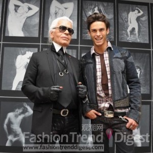 2. 2011年12月25日，这只猫是男模Baptiste Giabiconi送给Karl Lagerfeld。