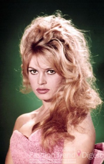 14. 碧姬•芭铎（Brigitte Bardot）成为60年代最致命的性感女神。