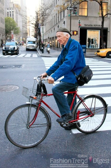 TOP 3. 83岁Bill Cunningham，《纽约时报》街头风格摄影师，他身着法国工人的夹克，踏上Schwinn自行车。