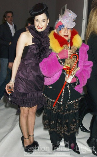 31. Anna Piaggi 和脫衣舞娘 Dita Von Teese參加2005年倫敦時裝周。