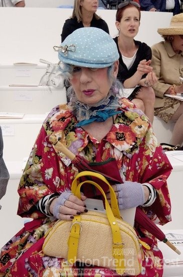 34. 2006年Anna Piaggi 參加 Chanel Haute Couture 高定時裝周。