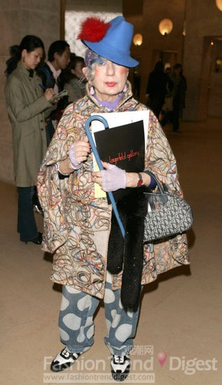 32. Anna Piaggi 參加2005年巴黎時裝周。