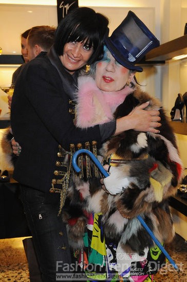 38. Cinzia Zanotti 和Anna Piaggi 參加2011秋冬Vicini 米蘭時(shí)裝發(fā)布會(huì)。