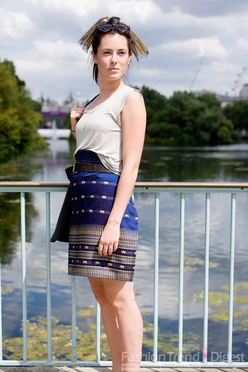 12. 剪裁專業的學生Nathalie Lamon身著Topshop、American Apparel背心，搭配印花短裙，包包則是來自Baltic Art Gallery。