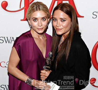 4. 奥尔森姐妹 （MARY-KATE和ASHLEY OLSEN）<br>
今年春天，奥尔森姐妹拿下年度女装设计师大奖，成功从明星设计师到专业设计师的华丽转型。她们为星巴克咖啡杯定制了一个标志性的配饰也大受年轻人群的欢迎。<br>
