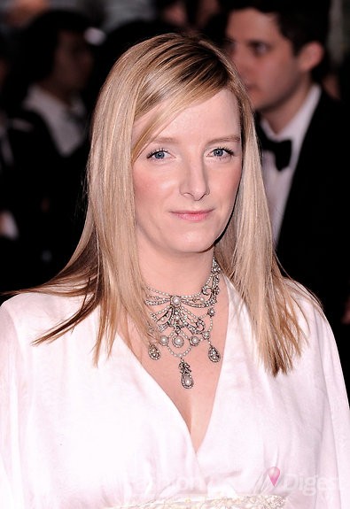 5. 设计师莎拉•伯顿 (Sarah Burton)<br>
莎拉•伯顿 (Sarah Burton) 是亚历山大•麦昆 (Alexander McQueen) 品牌新的掌门人。她同时也是凯特王妃婚纱礼服的设计师，莎拉-伯顿形容凯特王妃的礼服为“一个真正的伟大工程”。 莎拉•伯顿的婚纱设计使她赢得了时尚界的肯定和赞誉。莎拉•伯顿对待工作认真负责的态度和高度让更多的人对她心生敬仰。<br>
