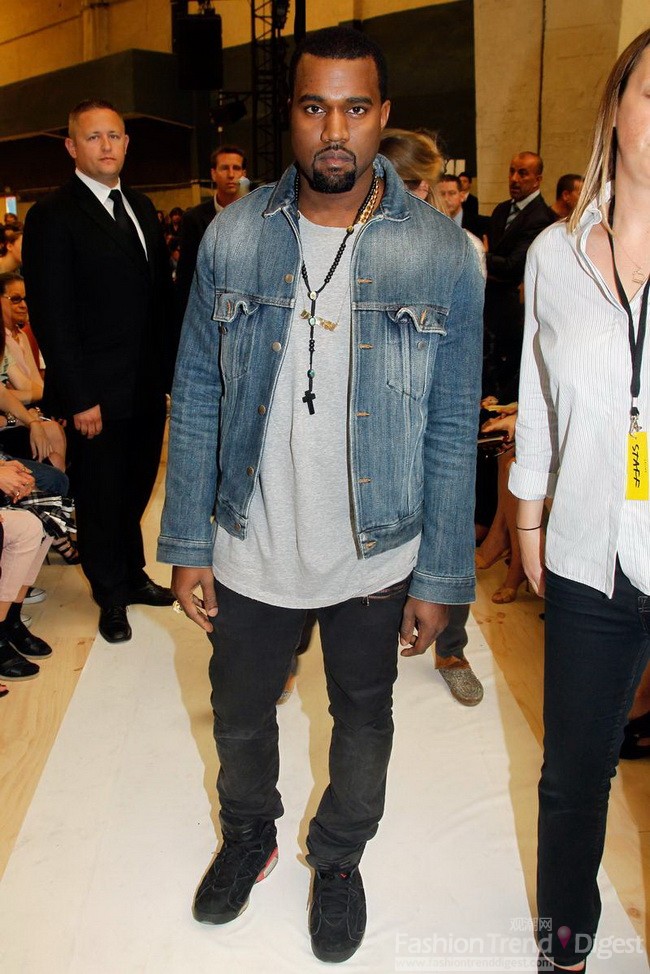 6. October 2, 2011年10月2日，Céline 2012春夏秀場外，我們再次看到了坎耶•維斯特（Kanye West），他最愛的牛仔夾克混搭灰色T恤。