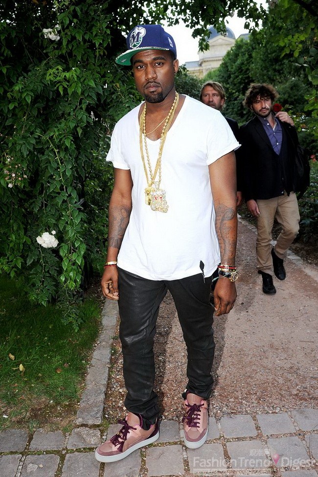 7. 2011年6月23日，Adam Kimel秀場外，坎耶•維斯特（Kanye West）用白色T恤搭配黑色長褲，另外紫色運動鞋和金色配飾的點綴，潮味十足。