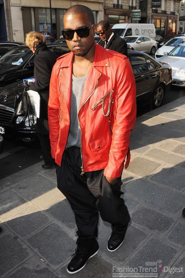 12. 2011年3月3日，坎耶•維斯特（Kanye West）穿著的是一件大紅色的機車夾克參加Balmain 2011秋冬時裝秀。