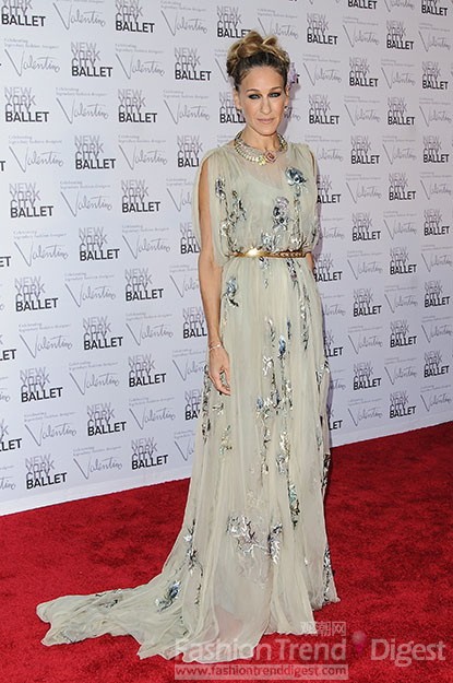 4. 莎拉•杰西卡•帕克 (Sarah Jessica Parker)选择了一件Valentino 2012秋冬高定礼服，这件礼服的色彩很淡，反而将人衬托得无精打采。