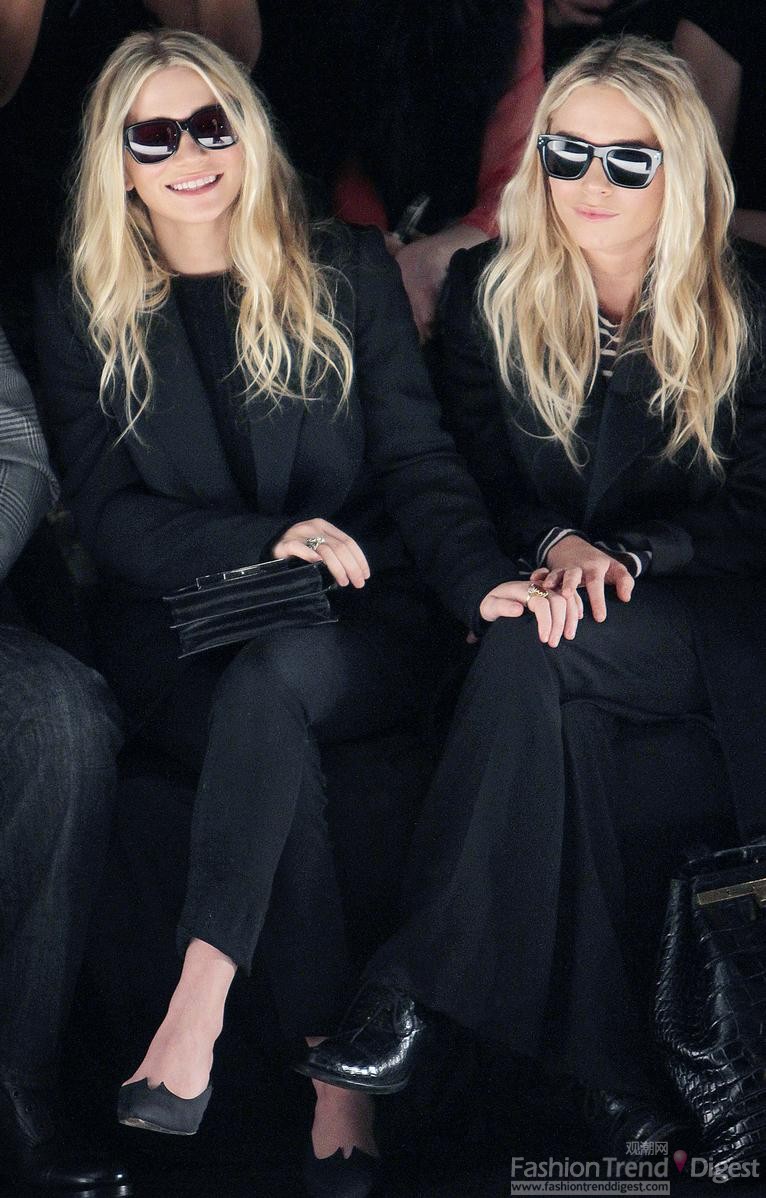 4. 玛丽•凯特•奥尔森 (Mary-Kate Olsen)和姐姐阿什莉奥尔森以黑色着装搭配黑超墨镜出现在J. Mendel 2012秋冬秀场前排。