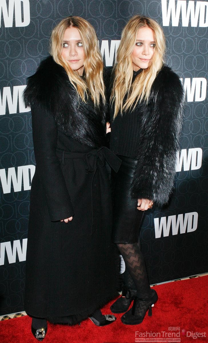 13. 红毯上的奥尔森姐妹 (Olsen Twins)同样身着皮草大衣参加WWD 100周年庆祝活动。玛丽•凯特•奥尔森身着The Row外套和Louis Vuitton高跟鞋。