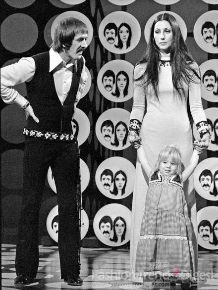 15. 1971年，在美国红遍一时的电视综艺节目《The Sonny And Cher Comedy Hour》，我们看到了Cher穿着着一袭紧身的Maxi礼服。