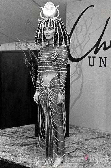 17. 1988年，Cher穿著的仍是Bob Mackie設計的禮服，這位好萊塢的設計師為她量身定做了這款萬圣節派對的性感禮服，典型的法老形象。