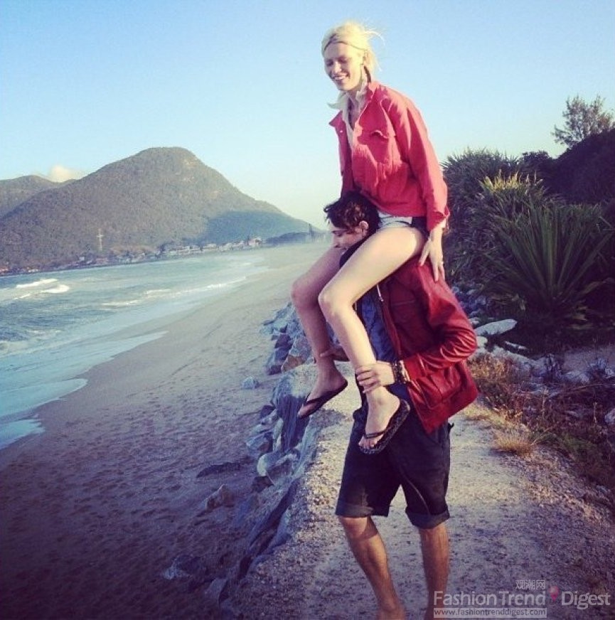 8. 超模阿萊•韋博 (Aline Weber)與男友在海邊嬉戲，這條長腿確實(shí)誘惑不少人。