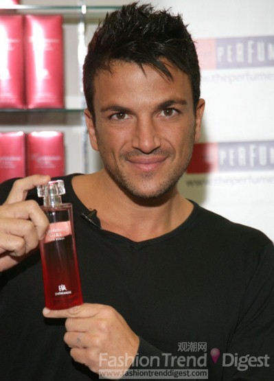 16. Peter Andre 推出了Mysterious Girl和Unconditional两款女士专用香水，香水的香调为花香族。Peter Andre Conditional香水是一款专为男士设计的香水，这款香水的香调为辛辣木质调。