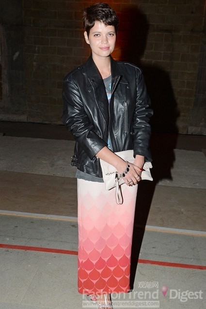 2. 皮格茜•蓋爾多夫 (Pixie Geldof)選擇將一件黑色機車夾克搭在Jonathan Saunders粉色印花長裙上，盡顯剛柔并濟的IT本色。