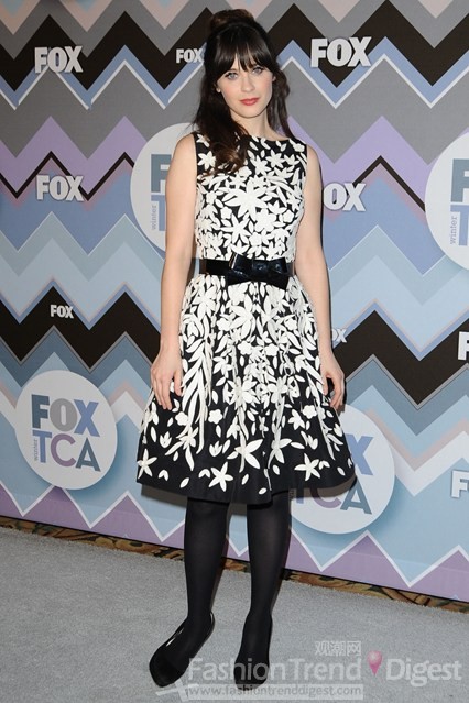 5. 佐伊•丹斯切爾 (Zooey Deschanel)選擇的是一件黑白印花裙搭配黑色Legging和黑色高跟鞋，白皙膚色的展現出的是性感與甜美。