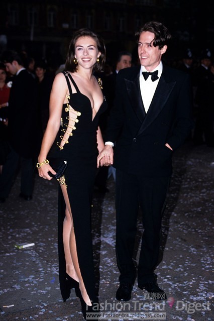 3. 伊丽莎白赫尔利的范思哲别针礼服（Elizabeth Hurley's Versace Safety-Pin Dress）<br>
1994年伊丽莎白赫尔利身着一袭仅用别针固定、造型十分大胆的Versace小黑裙参加电影节，成为全场焦点。<br>
