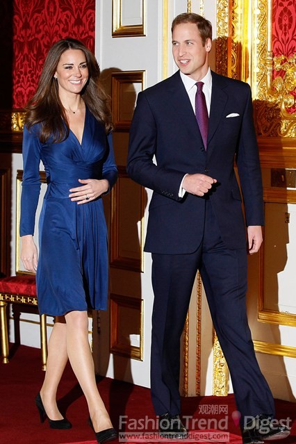 7. 劍橋公爵夫人的伊沙訂婚禮服（The Duchess of Cambridge's Issa Engagement Dress）<br>
英國劍橋公爵夫人穿著Issa的藍色絲綢禮服宣布訂婚消息時，這一品牌的2011秋冬系列銷售上升了45%。<br>
