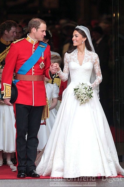 12. 沙拉顿皇家婚礼服（The Sarah Burton Royal Wedding Dress）<br>
凯特王妃的结婚礼服成为全世界的瞩目焦点，皇家婚礼尽显贵族气质。<br>
