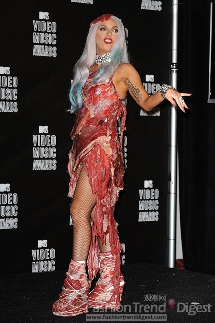 15. Lady Gaga牛肉裙（Lady Gaga's Meat Dress）<br>
Gaga 每次出場(chǎng)總是特立獨(dú)行，這身肉片裝讓人驚嘆不已！<br>
