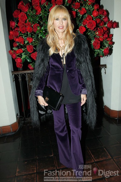 7. 瑞秋•佐伊 (Rachel Zoe)参加Alberta Ferreti时装秀，她选择的是紫色天鹅绒套装外混搭黑色皮草外套，整个造型看似有些不伦不类。