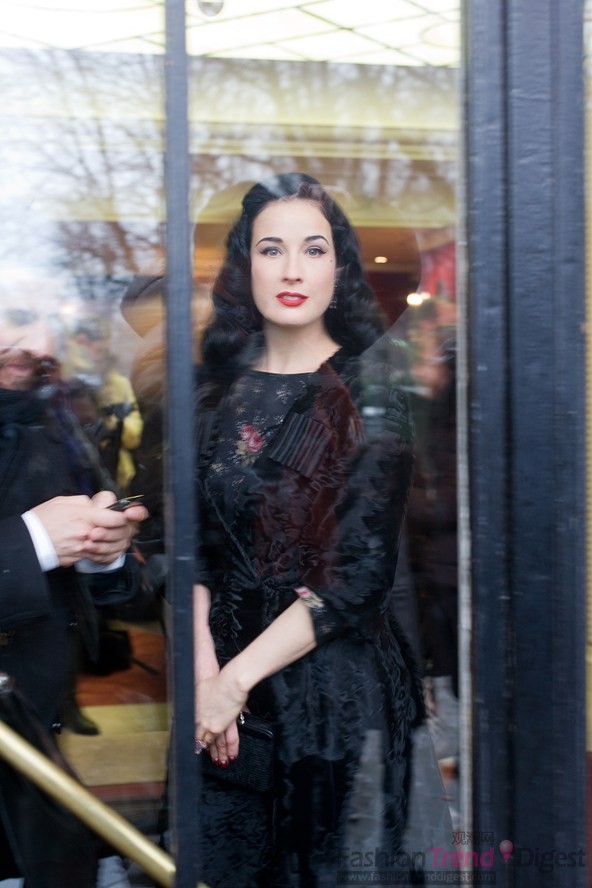 4. 拥有复古气质的美女身蒂塔•万提斯(Dita Von Teese)穿Ulyana Sergeenko品牌的高级成衣，胸口还有枚红色的花朵装饰，女人味道更浓了。