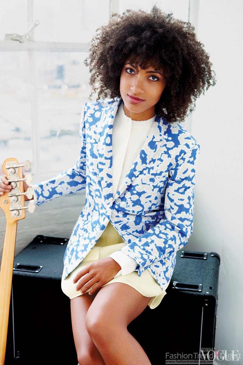 3. Esperanza Spalding<br>
Esperanza Spalding是爵士乐贝斯手兼歌手，21岁就被伯克利音乐学院（Berklee College of Music）聘为教授，成为这所爵士乐名校最年轻的教授之一。Esperanza Spalding已推出3张专辑：2006年的《Junjo》、2008年的《Esperanza》，以及2010年的《Chamber Music Society》。在第53届格莱美颁奖典礼上，获得格莱美最佳新人奖，成为该届颁奖典礼的最大黑马，她也成为首位赢得年度最佳新人奖的爵士歌手。 <br>
