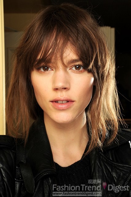 7. 弗莱娅•贝阿•埃里克森（FREJA BEHA ERICHSEN）名模的脸型非常立体，这款随性的BOB头型散发慵懒的气质，在日常生活中的名模也需要懒散的个人空间。